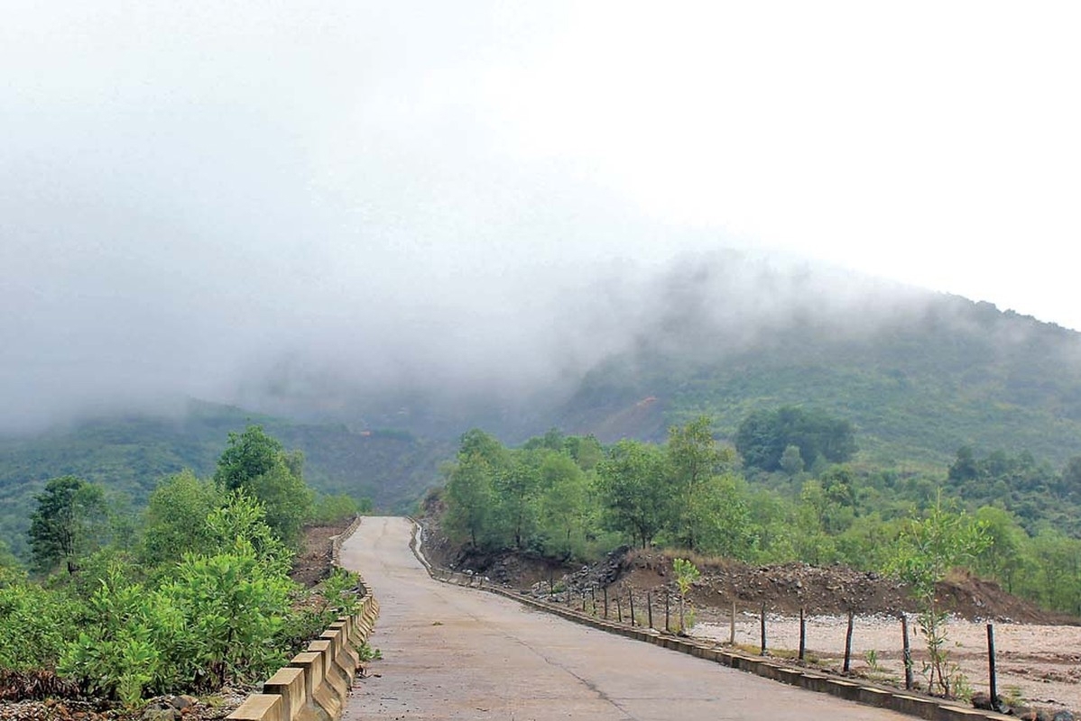 Đường lên đỉnh núi Ngàn Nưa, thuộc quần thể khu du lịch Am Tiên 