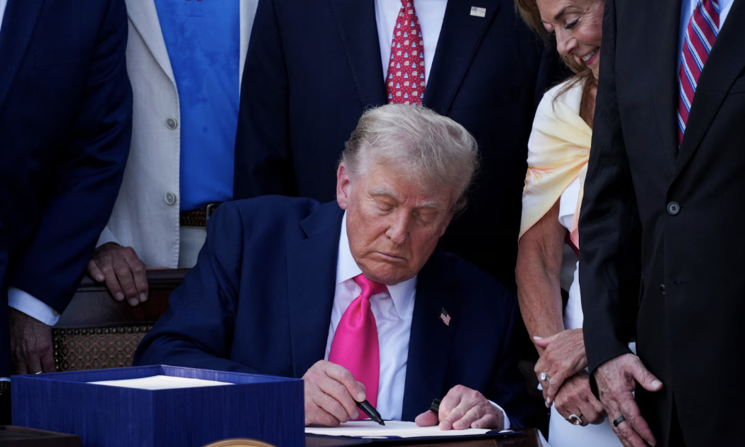 Tổng thống Donald Trump ký đạo luật OBBBA ngày 4/7 - Ảnh: Reuters.