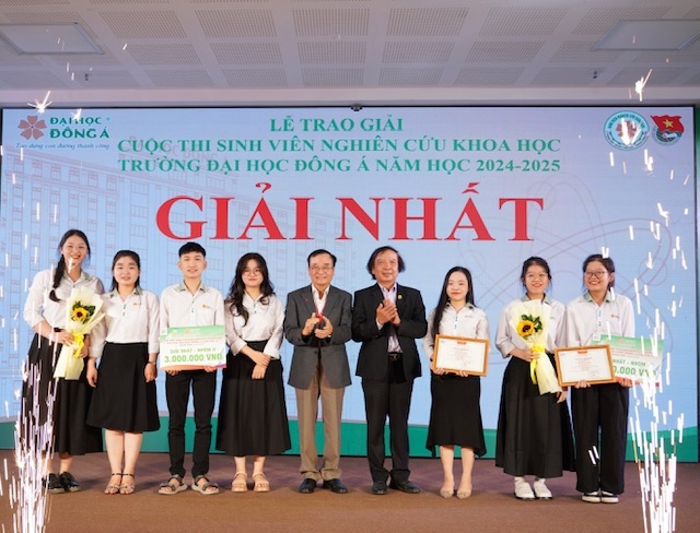 Ông Lương Minh Sâm, Chủ tịch Hội đồng trường Đại học Đông Á (người đứng thứ 5 từ trái sang), trao giải Nhất sinh viên nghiên cứu khoa học lần thứ 11-năm 2025.