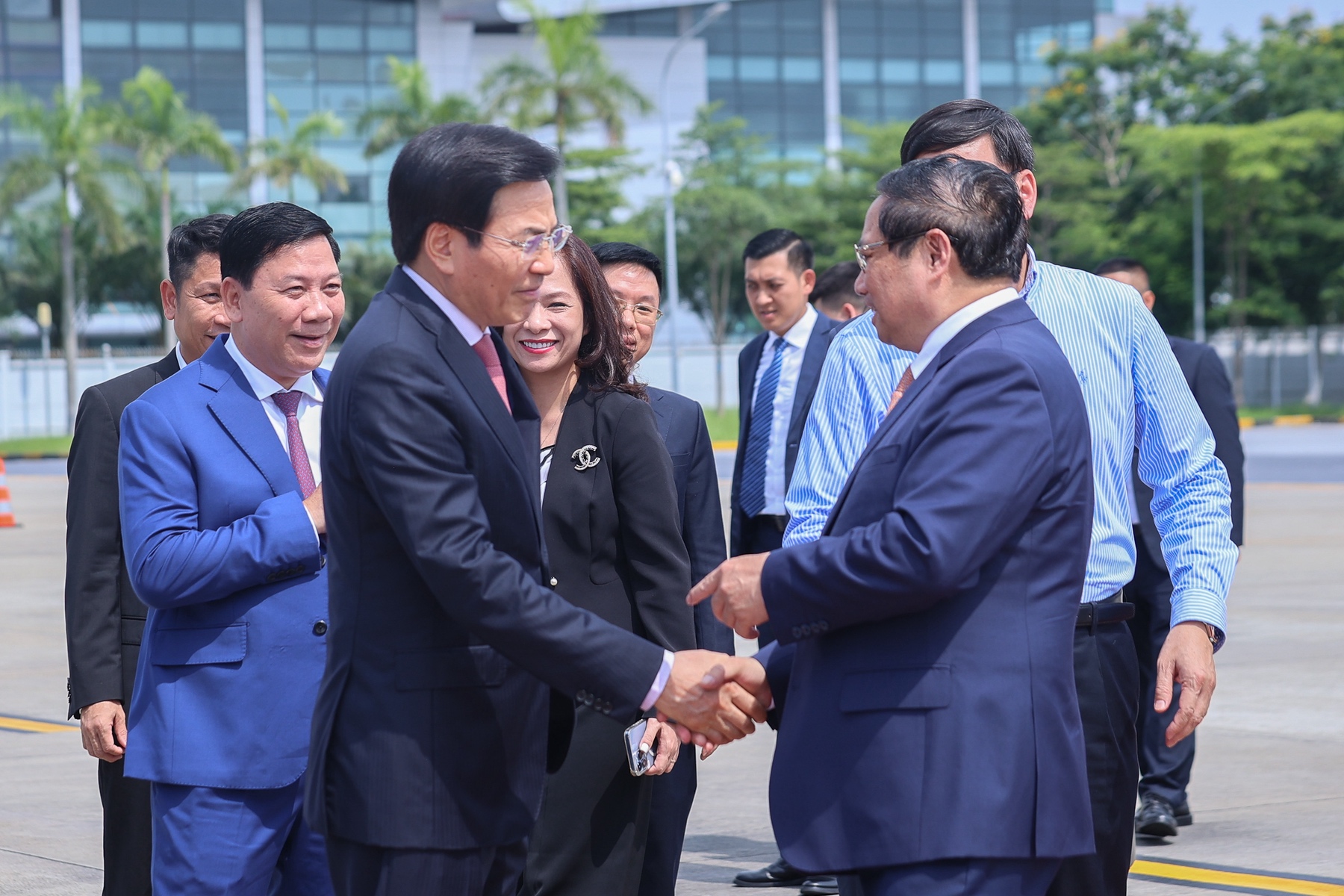 Bộ trưởng, Chủ nhiệm Văn phòng Chính phủ Trần Văn Sơn tiễn Thủ tướng cùng Đoàn tại sân bay quốc tế Nội Bài - Ảnh: VGP