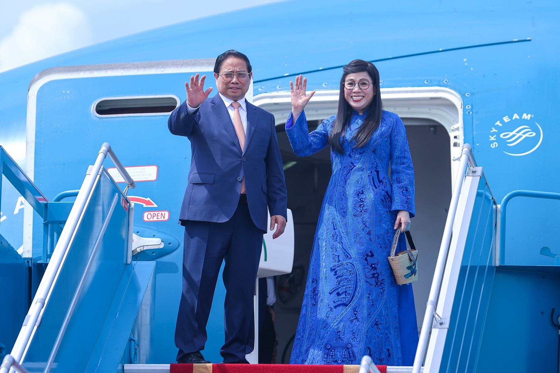 Thủ tướng Phạm Minh Chính và Phu nhân Lê Thị Bích Trân rời Hà Nội, lên đường tham dự Hội nghị Thượng đỉnh BRICS mở rộng năm 2025 và hoạt động song phương tại Brazil - Ảnh: VGP