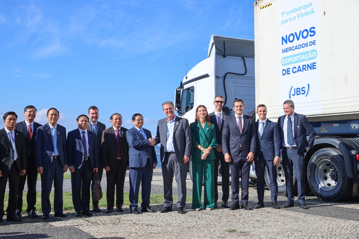 Thủ tướng c&ugrave;ng c&aacute;c đại biểu tại lễ chứng kiến container thịt b&ograve; đầu ti&ecirc;n của Brazil xuất khẩu sang Việt Nam - Ảnh: VGP