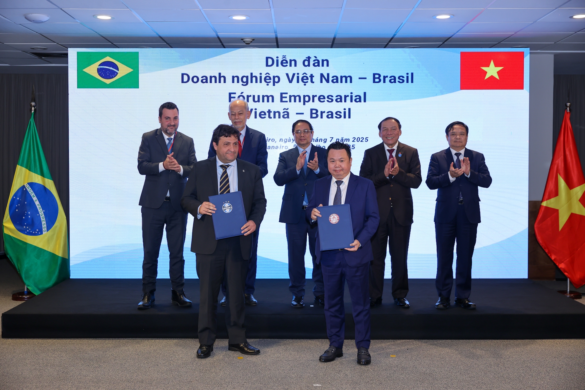 Thủ tướng Phạm Minh Chính và các đại biểu chứng kiến lễ trao hợp đồng giữa CLB bóng đá TPHCM và CLB bóng đá Gremio đào tạo cầu thủ bóng đá trẻ trong thời hạn 3 năm - Ảnh: VGP