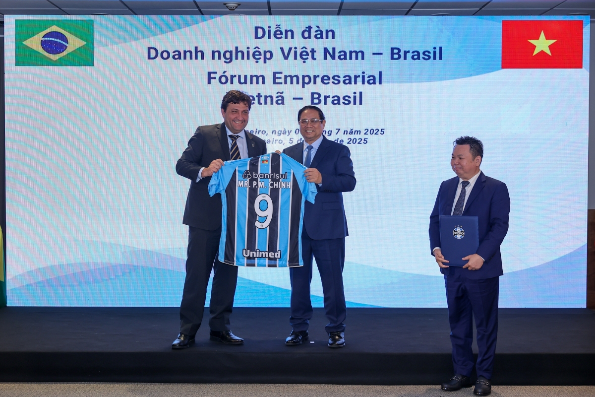 L&atilde;nh đạo CLB b&oacute;ng đ&aacute; Gremio tặng Thủ tướng Phạm Minh Ch&iacute;nh qu&agrave; lưu niệm - Ảnh: VGP