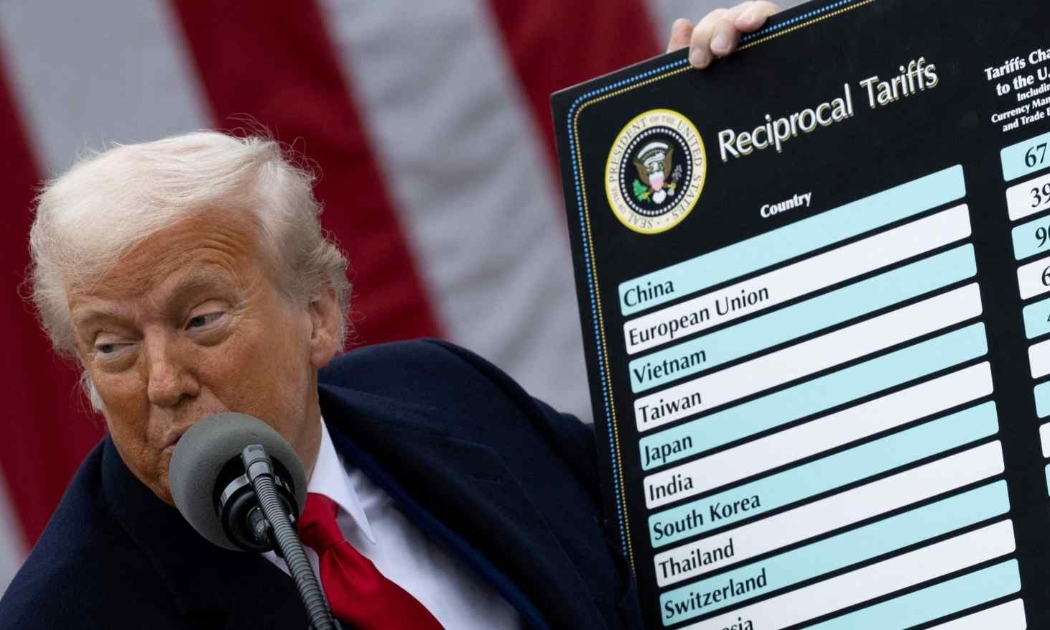 Tổng thống Mỹ Donald Trump công bố thuế đối ứng ngày 2/4 - Ảnh: Getty Images