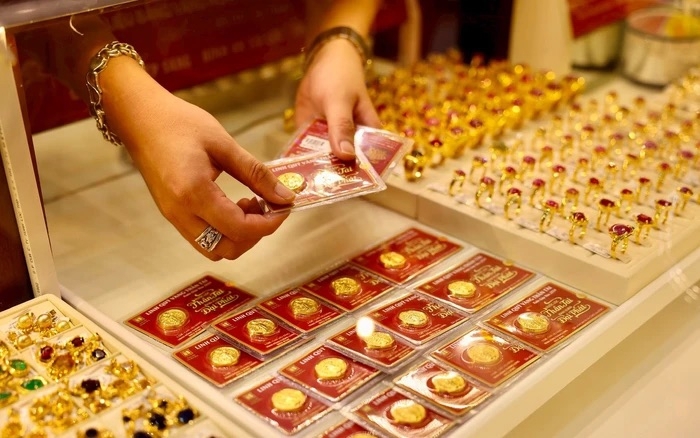 Giá bán vàng miếng SJC "phi thẳng" lên 124,4 triệu đồng mỗi lượng
