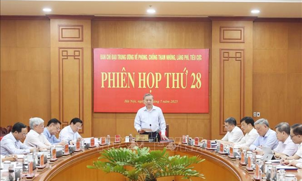 Tổng Bí thư nêu rõ, tăng cường kiểm tra, giám sát, thanh tra, kịp thời phát hiện, ngăn chặn, xử lý các sai phạm, tham nhũng, lãng phí, tiêu cực liên quan đến công tác bố trí, sắp xếp cán bộ và quản lý, sử dụng tài chính công, tài sản công trong và sau sắp xếp tổ chức bộ máy... Ảnh: TTXVN