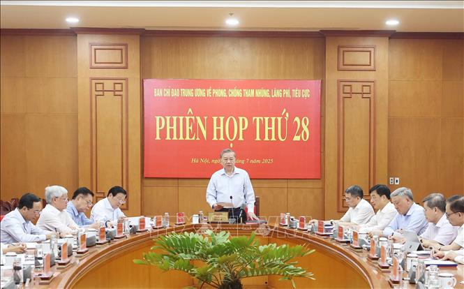 Tổng Bí thư nêu rõ, tăng cường kiểm tra, giám sát, thanh tra, kịp thời phát hiện, ngăn chặn, xử lý các sai phạm, tham nhũng, lãng phí, tiêu cực liên quan đến công tác bố trí, sắp xếp cán bộ và quản lý, sử dụng tài chính công, tài sản công trong và sau sắp xếp tổ chức bộ máy... Ảnh: TTXVN