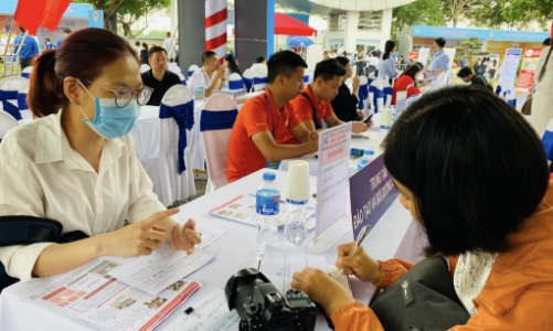 Thu nhập bình quân của người lao động nửa đầu năm 2025 tăng 10,1 % so với cùng kỳ năm ngoái