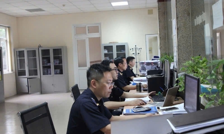 Công chức Chi cục HQCK cảng Nghi Sơn đang thực hiện thủ tục hải quan