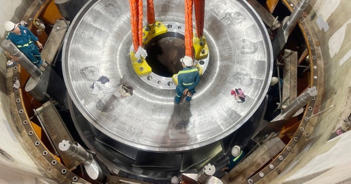 Di Rotor First Robotics First turbine rotor at expanded Hoa Binh hydropower project installed ...