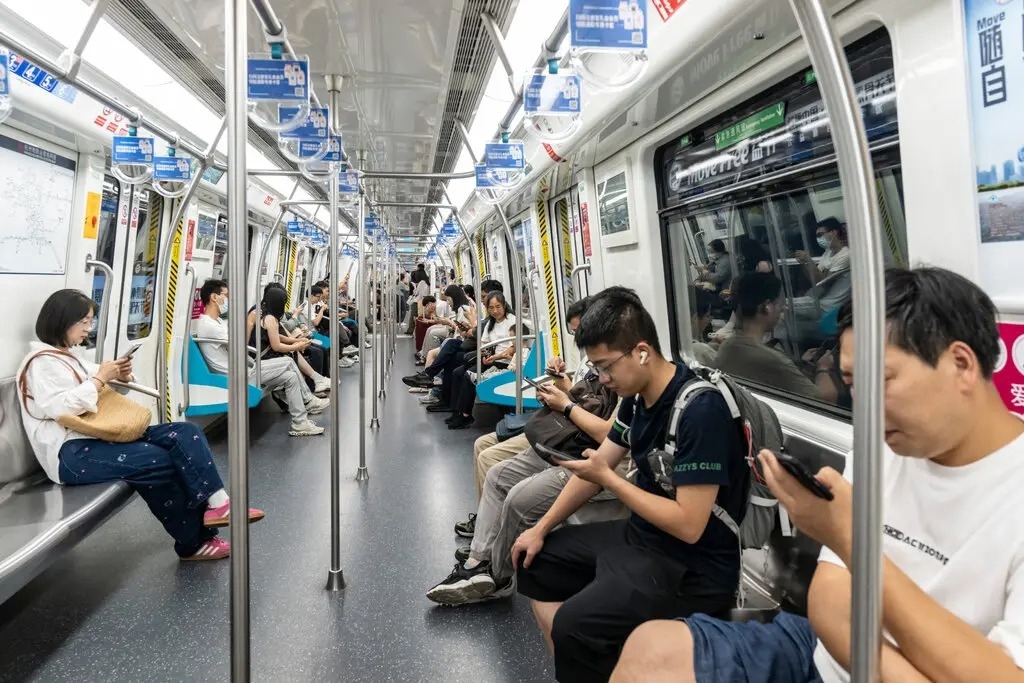 Nhiều người đi l&agrave;m bằng tuyến t&agrave;u điện ngầm phục vụ trụ sở của Tập đo&agrave;n Alibaba v&agrave; c&aacute;c c&ocirc;ng ty c&ocirc;ng nghệ xung quanh. Ảnh: The New York Times