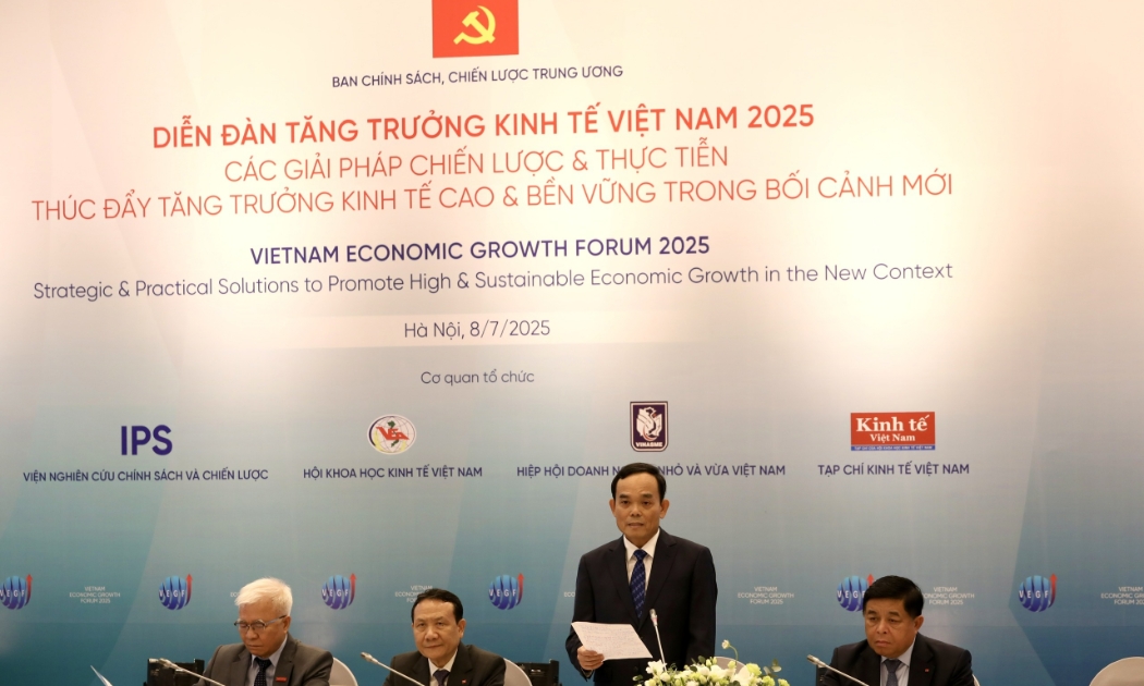 Bí thư Trung ương Đảng, Trưởng ban Chính sách, Chiến lược Trung ương Trần Lưu Quang phát biểu khai mạc Diễn đàn Tăng trưởng kinh tế Việt Nam 2025 hôm 8/7. Ảnh: Trí Phong.