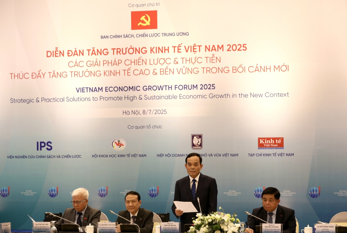 Bí thư Trung ương Đảng, Trưởng ban Chính sách, Chiến lược Trung ương Trần Lưu Quang phát biểu khai mạc Diễn đàn Tăng trưởng kinh tế Việt Nam 2025 hôm 8/7. Ảnh: Trí Phong.