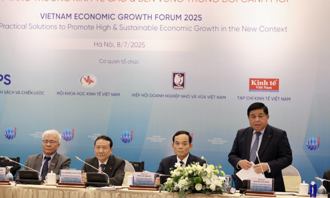 Phó Thủ tướng Nguyễn Chí Dũng phát biểu tại Diễn đàn Tăng trưởng kinh tế Việt Nam 2025 (VEGF) với chủ đề “Các giải pháp chiến lược & thực tiễn thúc đẩy tăng trưởng kinh tế cao & bền vững trong bối cảnh mới”. Ảnh: Việt Dũng