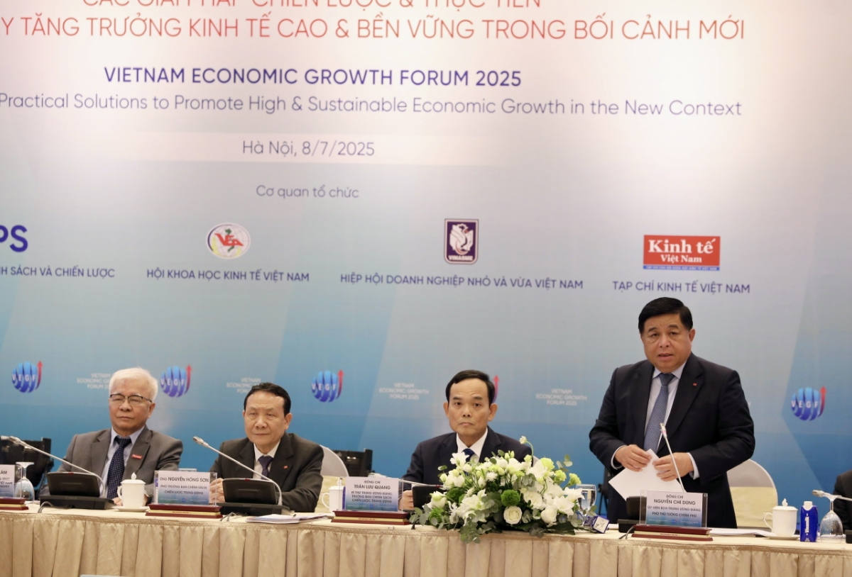 Phó Thủ tướng Nguyễn Chí Dũng phát biểu tại Diễn đàn Tăng trưởng kinh tế Việt Nam 2025 (VEGF) với chủ đề “Các giải pháp chiến lược & thực tiễn thúc đẩy tăng trưởng kinh tế cao & bền vững trong bối cảnh mới”. Ảnh: Việt Dũng