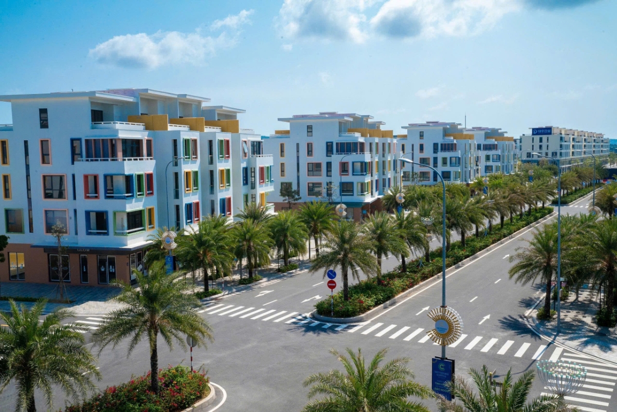 Tọa lạc tại vị tr&iacute; cửa ng&otilde; trung t&acirc;m An Thới, dự &aacute;n Meyhomes Capital Ph&uacute; Quốc thừa hưởng nhiều lợi thế về tự nhi&ecirc;n, vị tr&iacute;, quy hoạch, nằm trong v&ugrave;ng trọng điểm tổ chức APEC.