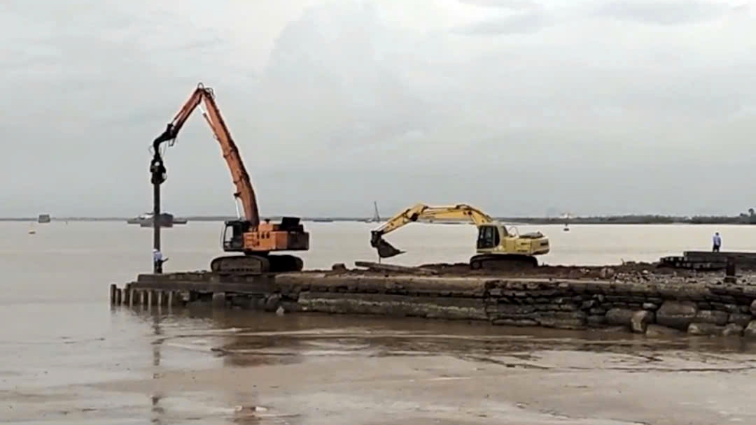 Chủ bến vật liệu xây dựng huy động phương tiện tổ chức thi công xâm phạm vùng nước cảng biển Hải Phòng.