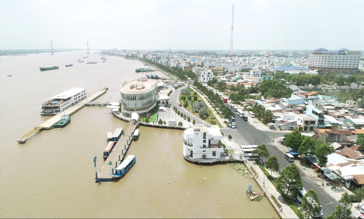 Cảng biển Tiền Giang được quy hoạch đáp ứng cho cả nhu cầu thông qua hàng hóa và du khách. Trong ảnh: Cac du thuyền cao cấp tại bến cảng Mỹ Tho