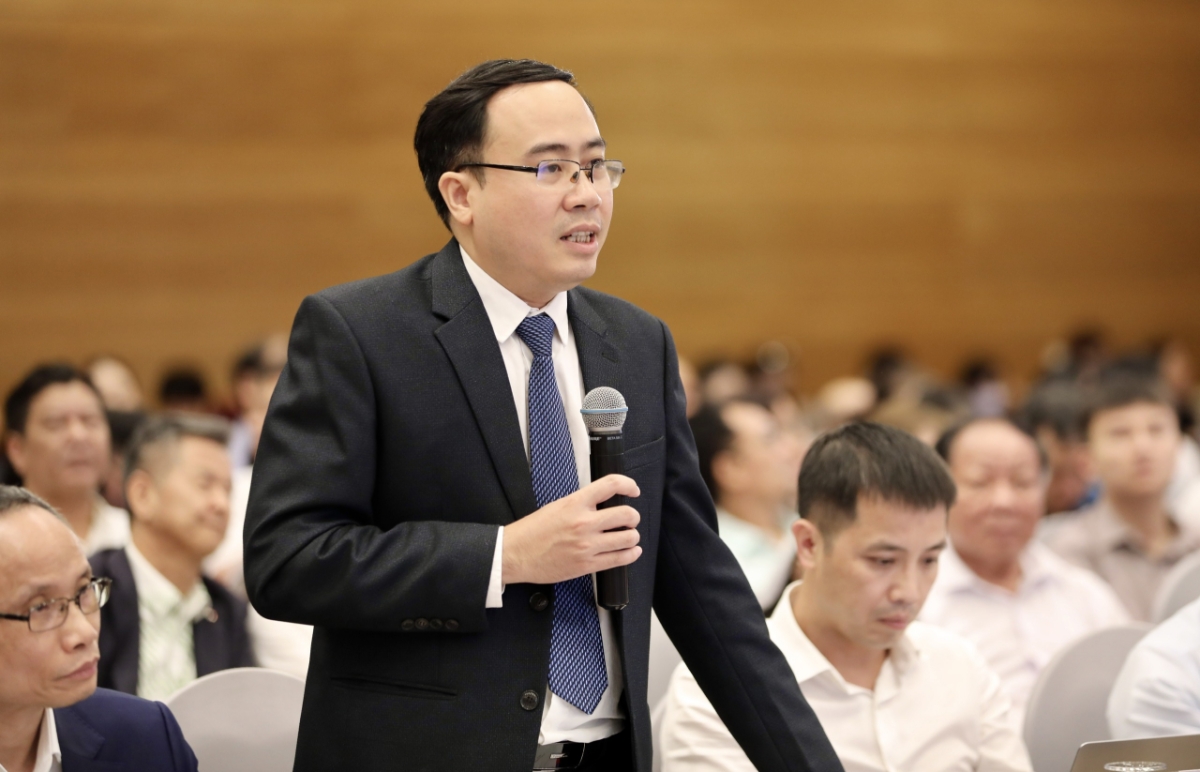 Ông Đặng Đức Anh, Phó viện trưởng Viện Nghiên cứu Chính sách, Chiến lược (IPS) chia sẻ ý kiến tại Diễn đàn Tăng trưởng kinh tế Việt Nam 2025. Ảnh: Tri Phong. 