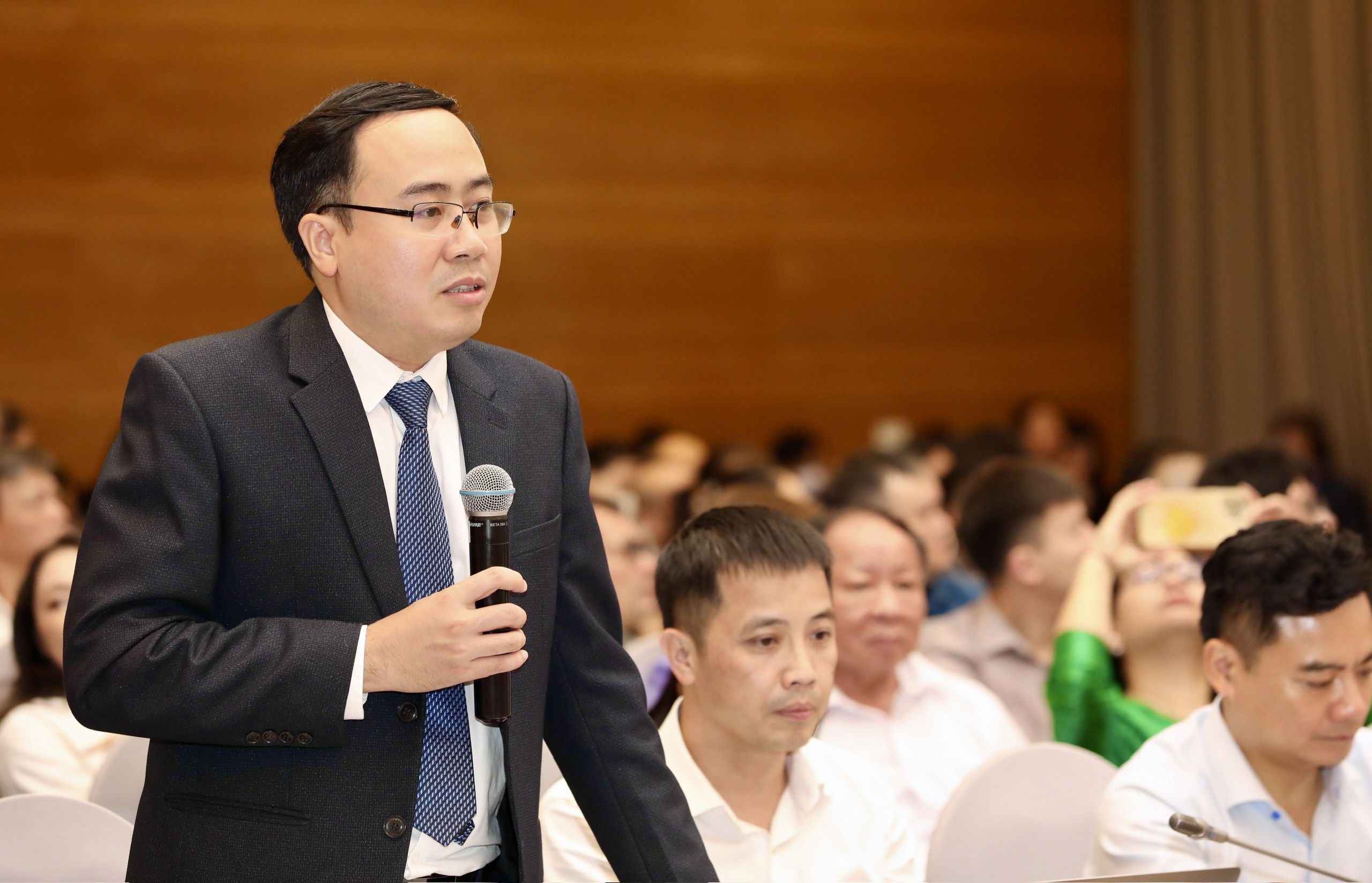 TS. Đặng Đức Anh, Phó Viện trưởng Viện Nghiên cứu Chính sách và Chiến lược, cho rằng muốn đạt được tăng trưởng bền vững, không thể chỉ nhìn vào tốc độ mà còn phải tính đến chất lượng và chiều sâu của phát triển. Bên cạnh đó, cần chỉ rõ, công nghiệp hỗ trợ là một trong những ngành có dư địa rất lớn nếu được tổ chức và vận hành đúng cách. Đây là mắt xích quan trọng giúp nâng cao giá trị gia tăng trong chuỗi sản xuất, giảm phụ thuộc vào nhập khẩu và tăng tính tự chủ của nền kinh tế...
