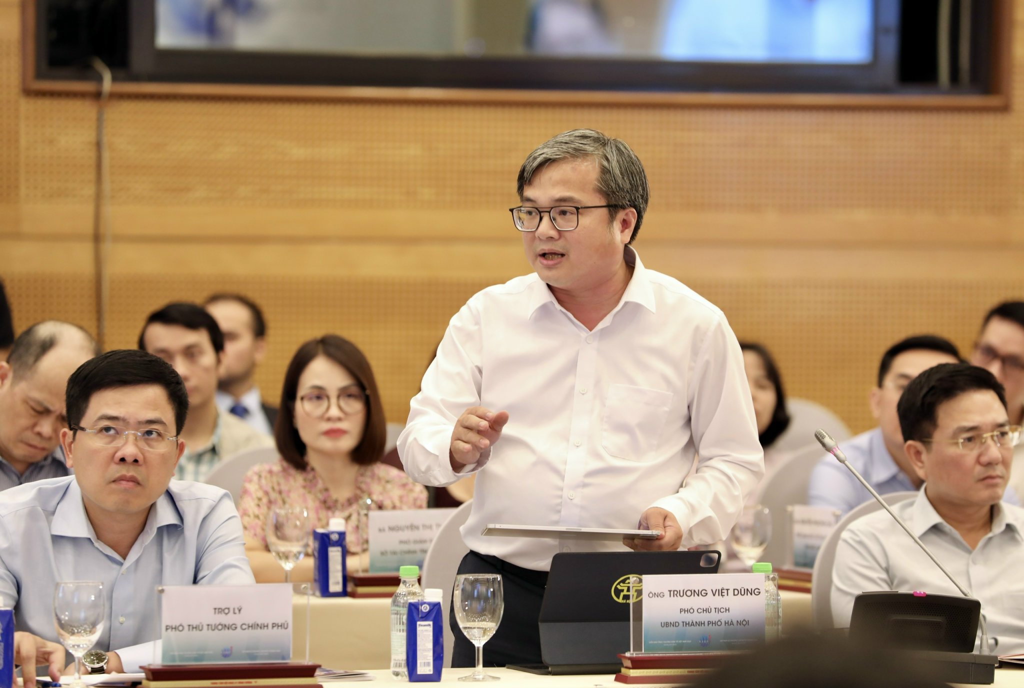 Theo ông Trương Việt Dũng, Phó Chủ tịch UBND thành phố Hà Nội, để đảm bảo tăng trưởng 2 con số giai đoạn 2026-2035, cần tìm kiếm thêm các nguồn lực để đưa vào hoạt động kinh tế trên tất cả mọi lĩnh vực với tinh thần khẩn trương hơn, quyết liệt hơn, đặc biệt là tuân thủ tiến độ thời gian. Đối với Hà Nội, để tăng trưởng đạt từ 10,5-11%, sơ bộ tính toán vốn đầu tư xã hội cần từ 4,86-5,0 triệu tỷ đồng, bằng 43,15-43,75% GRDP, gấp 2 lần giai đoạn 2021-2025...