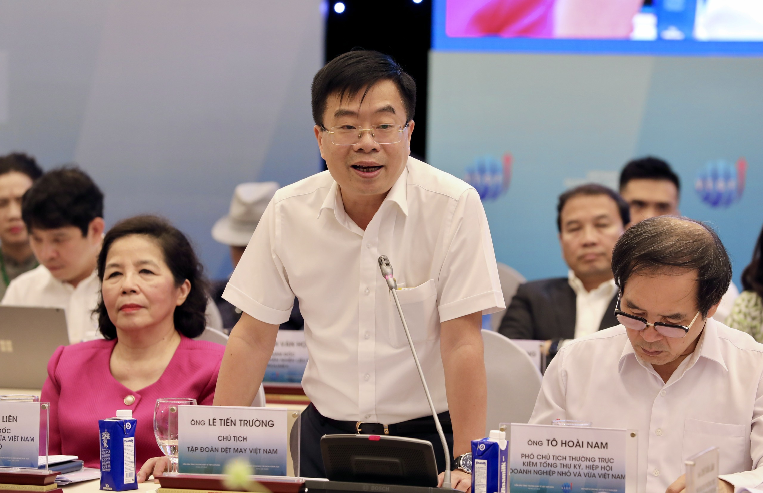 Ông Lê Tiến Trường, Chủ tịch Tập đoàn Dệt may Việt Nam, phát biểu tại Diễn đàn nêu vấn đề: Xuất phát từ 2 công thức tính GDP, công thức theo thu nhập có thành phần chênh lệch XNK, và công thức theo chi phí có thành phần tiền lương của NLĐ trong khu vực sản xuất. Dệt may sẽ phải đi theo hướng tăng kim ngạch xuất khẩu chỉ 3-5% nhưng giảm nhập khẩu 3-5% để tăng chênh lệch xuất nhập khẩu được 10% đóng góp vào GDP. Đồng thời tăng tiền lương 2 con số.