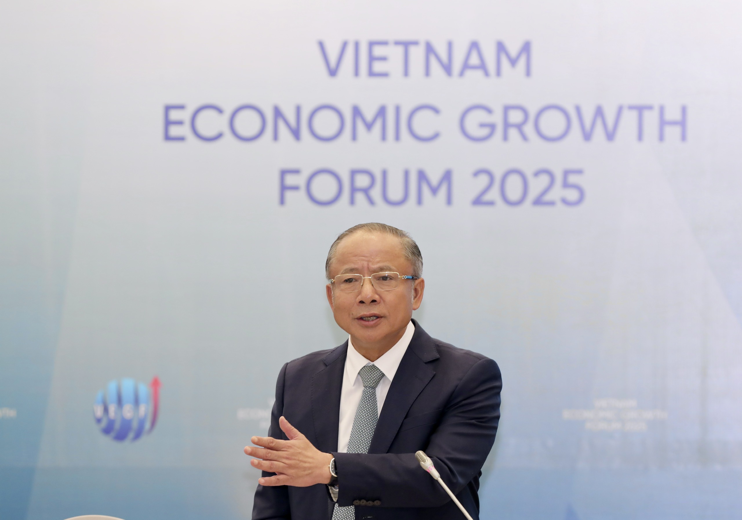 Nêu kiến nghị tại Diễn đàn Tăng trưởng Kinh tế Việt Nam 2025 (VEGF) ngày 8/7, ông Nguyễn Văn Thân, Chủ tịch Hiệp hội Doanh nghiệp nhỏ và vừa, cho rằng mặc dù là lực lượng đóng góp quan trọng vào sự phát triển của nền kinh tế, song các doanh nghiệp nhỏ và vừa đang đối diện với nhiều thách thức hơn cả cơ hội. Về vai trò của hiệp hội, ông Thân cho biết các hiệp hội đang hoạt động một cách tự nguyện, thiếu các cơ chế pháp lý rõ ràng để thực hiện nhiệm vụ. Hiệp hội cần được giao nhiệm vụ chính thức bằng văn bản từ Đảng và Nhà nước, để có quyền đại diện cho doanh nghiệp, tham gia phản biện chính sách và đối thoại bình đẳng với các cơ quan công quyền. Đây là thông lệ phổ biến ở nhiều quốc gia phát triển, và cũng là điều kiện cần để Hiệp hội phát huy vai trò thực chất trong việc hỗ trợ cộng đồng doanh nghiệp.