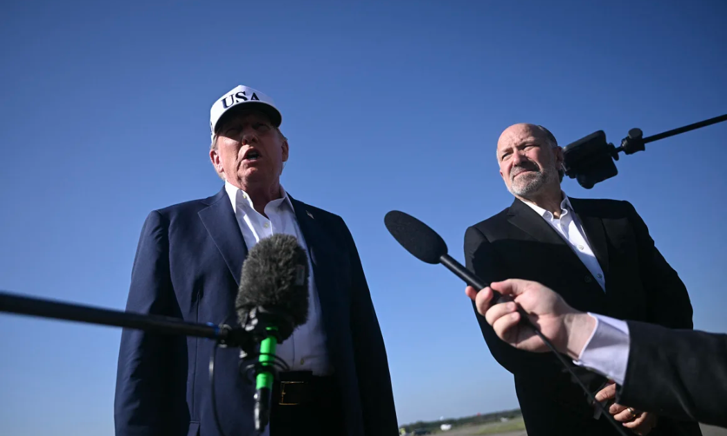 Tổng thống Mỹ Donald Trump và Bộ trưởng Thương mại Mỹ Howard Lutnick - Ảnh: Getty Images