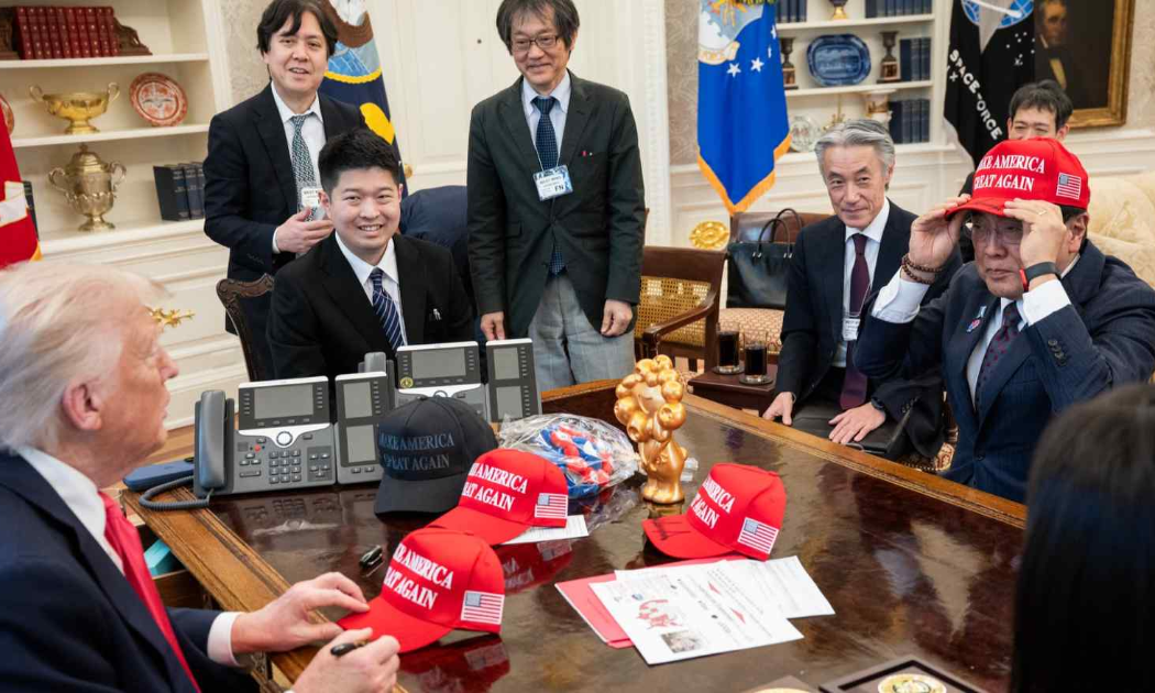 Tổng thống Mỹ Donald Trump gặp đặc phái viên thương mại Nhật Bản Ryosei Akazawa và phái đoàn đàm phán của Nhật tại Phòng Bầu dục của Nhà Trắng vào ngày 16/4/2025 - Ảnh: Nhà Trắng