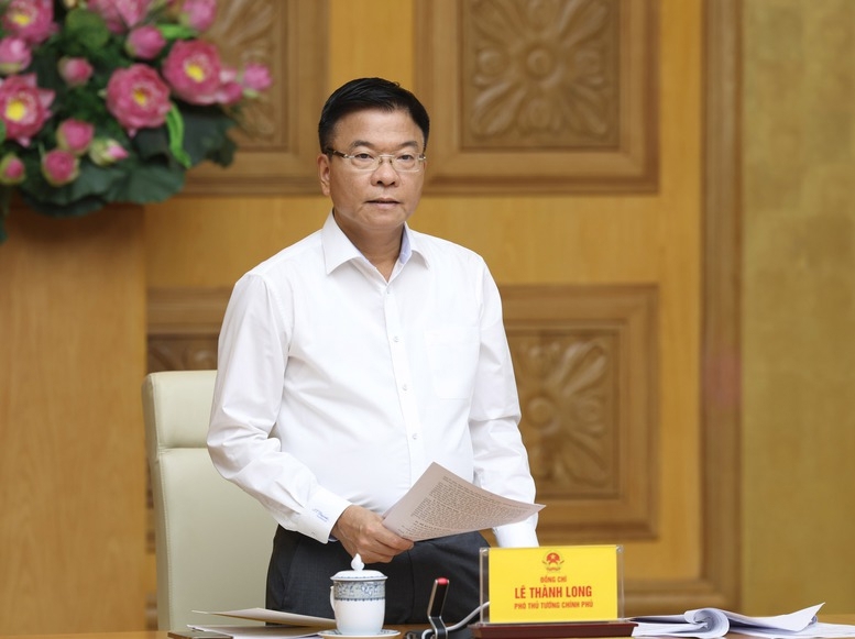 Phó Thủ tướng Lê Thành Long chủ trì cuộc họp về dự thảo Nghị quyết của Bộ Chính trị về đột phá trong công tác chăm sóc sức khỏe nhân dân, đáp ứng yêu cầu phát triển đất nước trong kỷ nguyên mới. Ảnh: VGP.