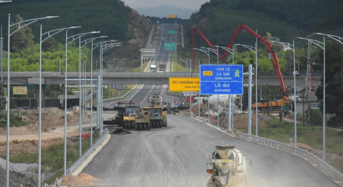 Sau hơn 2 năm thi công, dự án cao tốc Vạn Ninh - Cam Lộ cơ bản hoàn thành tuyến chính. Hiện đơn vị thi công đang nỗ lực triển khai các hạng mục còn lại để thông xe kỹ thuật trong thời gian tới. Ảnh: Hoàng Dũng