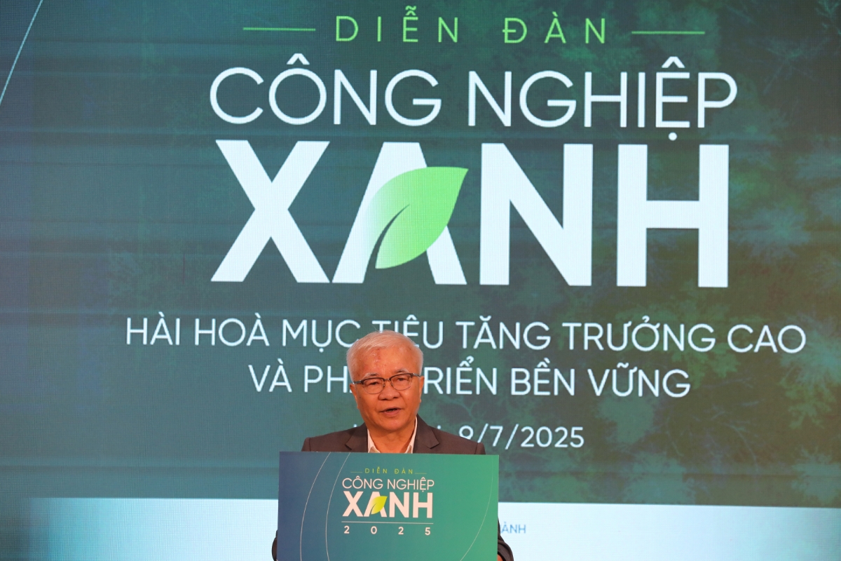 TS. Chử Văn L&acirc;m, Chủ tịch Hội đồng Bi&ecirc;n tập Tạp ch&iacute; Kinh tế Việt Nam, ph&aacute;t biểu tại diễn đ&agrave;n C&ocirc;ng nghiệp xanh 2025 ng&agrave;y 9/7/2025.