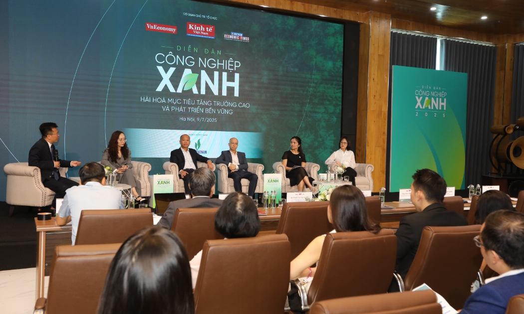 Phiên toạ đàm: “Hài hòa mục tiêu tăng trưởng cao và phát triển bền vững” trong khuôn khổ Diễn đàn Công nghiệp xanh 2025. Ảnh: Việt Dũng.