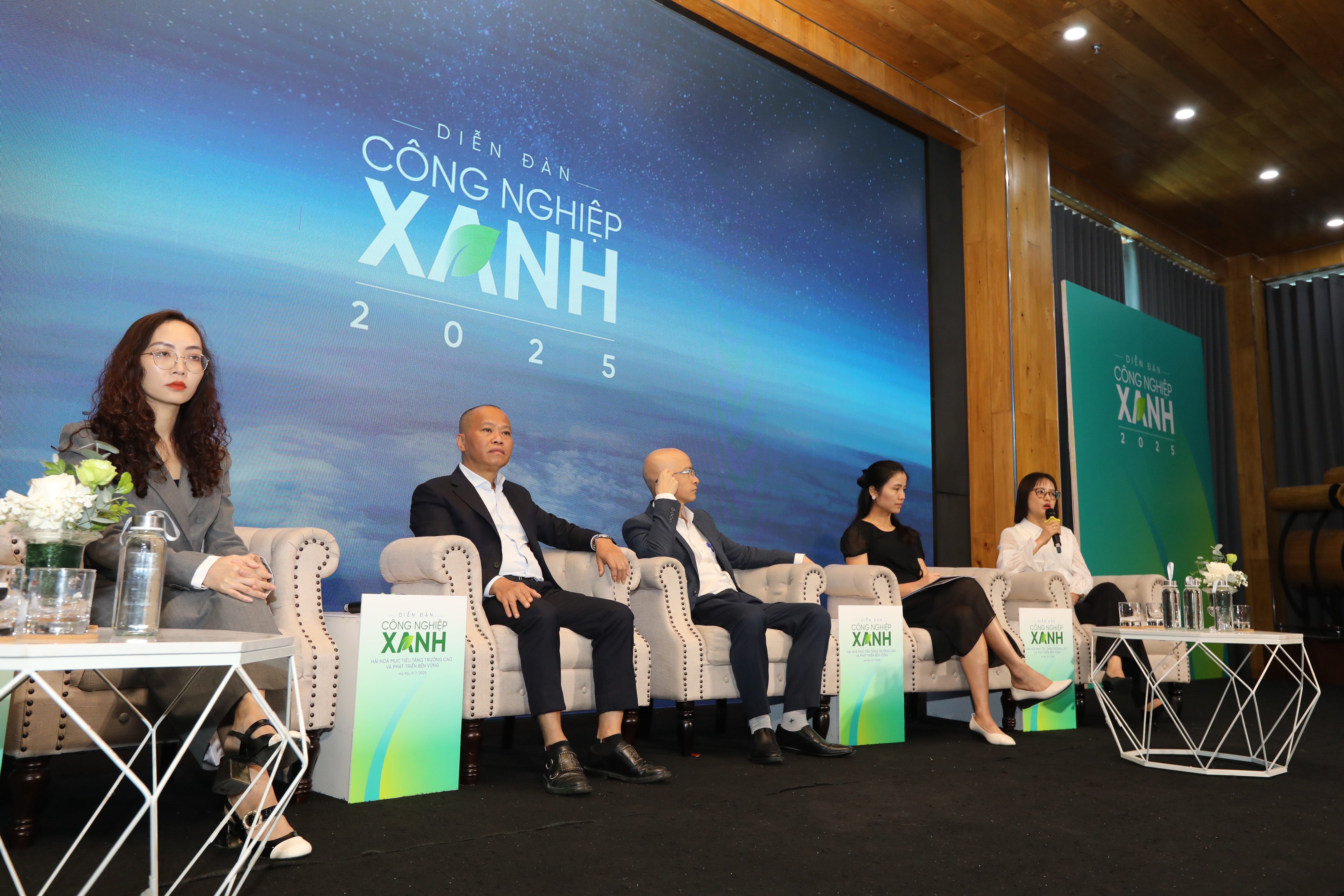 Tại tọa đàm, các ý kiến doanh nghiệp đều kiến nghị Nhà nước nên có những cơ chế về khuyến khích để sử dụng những sản phẩm xanh. Ảnh: Việt Dũng.