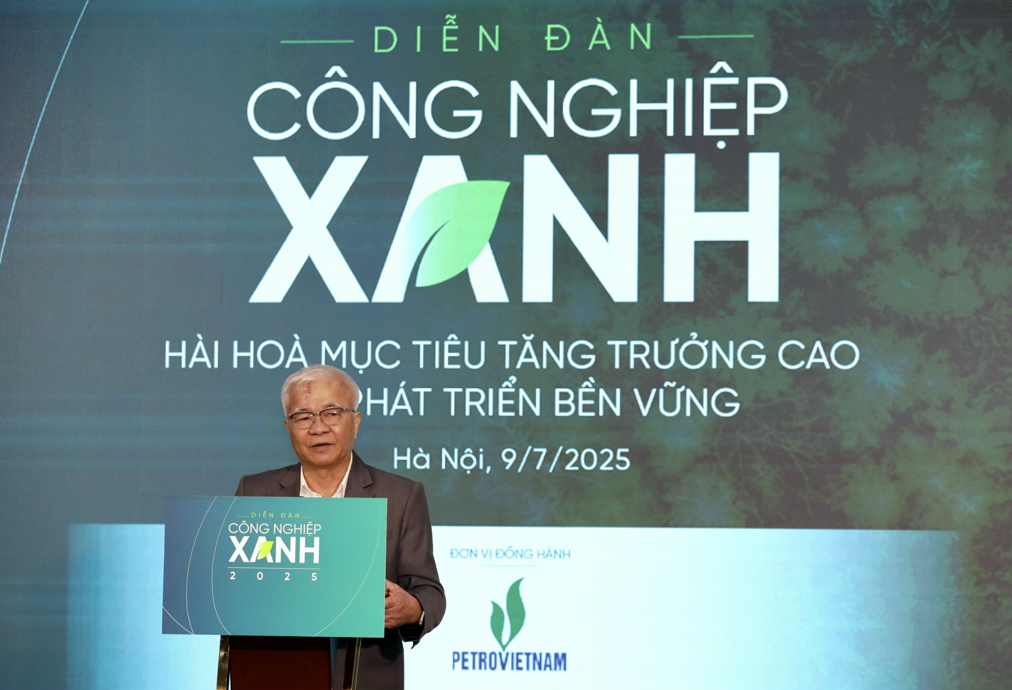 Phát biểu khai mạc Diễn đàn, TS. Chử Văn Lâm - Phó Chủ tịch Thường trực Hội Khoa học Kinh tế Việt Nam, cho biết theo xếp hạng của Tổ chức Phát triển Công nghiệp Liên Hợp Quốc (UNIDO), năng lực cạnh tranh toàn cầu của ngành công nghiệp Việt Nam đã tăng 16 bậc trong vòng 10 năm, từ vị trí thứ 58 vào năm 2009 lên vị trí thứ 42 vào năm 2019, trở thành quốc gia có mức tăng hạng nhanh nhất trong các nước thuộc khu vực ASEAN; đã tiệm cận vị trí thứ 5 trong khu vực (sau Philippines) và tiến gần hơn với nhóm 4 nước có năng lực cạnh tranh mạnh nhất trong khối ASEAN...