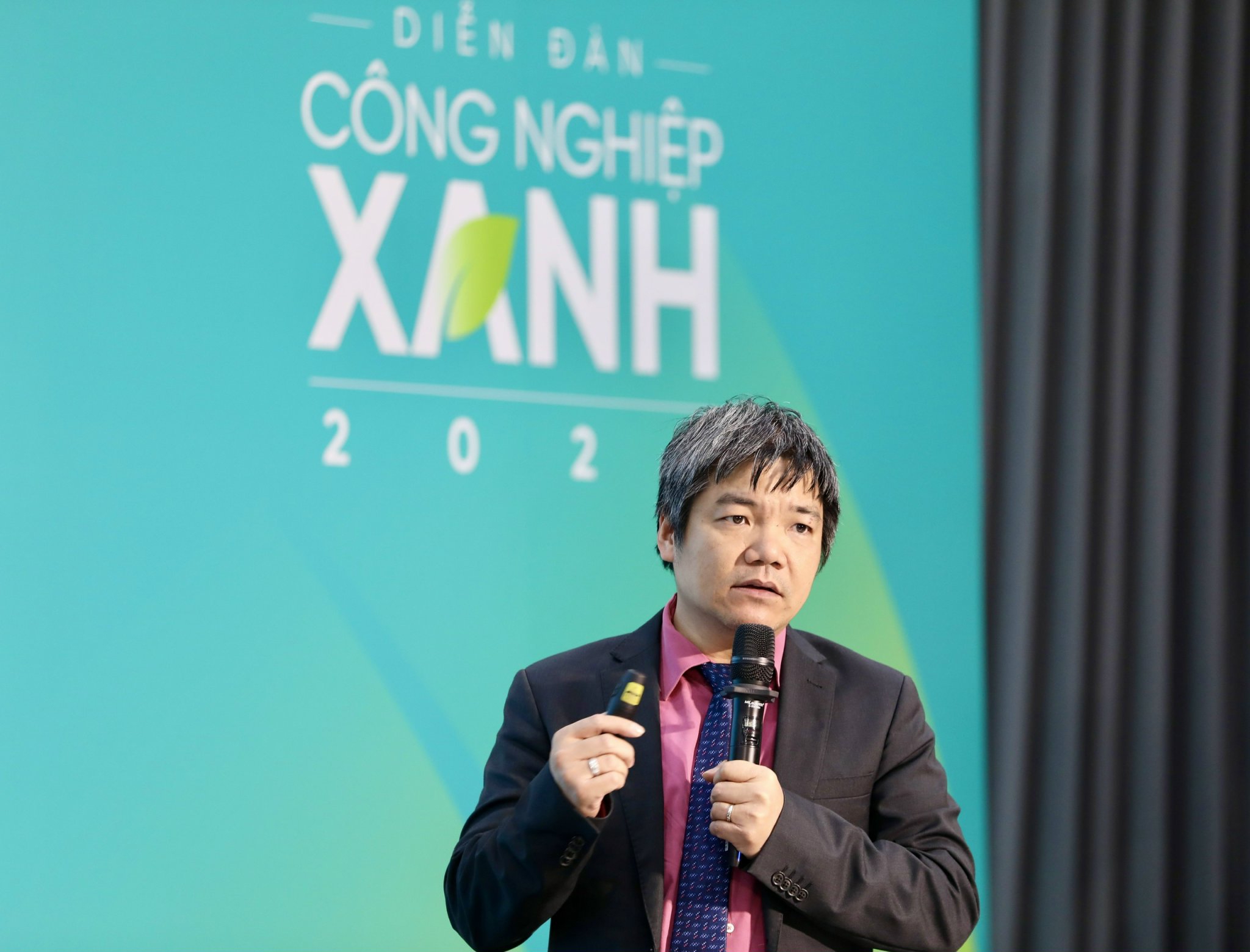 Theo ông Nguyễn Bá Hùng, Chuyên gia Kinh tế trưởng ADB tại Việt Nam, xu hướng "tách rời tăng trưởng với phát thải" mà nhiều quốc gia phát triển đã thực hiện là hoàn toàn khả thi với Việt Nam, nếu có chính sách thể chế phù hợp, đồng bộ và có lộ trình. Việt Nam cũng cần sớm chấm dứt mô hình tăng trưởng công nghiệp dựa vào chi phí thấp, tài nguyên nhiều và phát thải cao...
