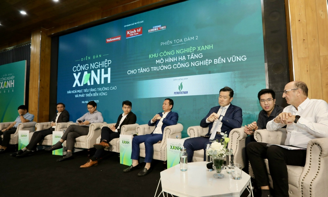 Các đại biểu tham gia thảo luận tại Diễn đàn Công nghiệp xanh 2025 do Tạp chí Kinh tế Việt Nam tổ chức ngày 9/7/2025. ẢNh: Trí Phong.