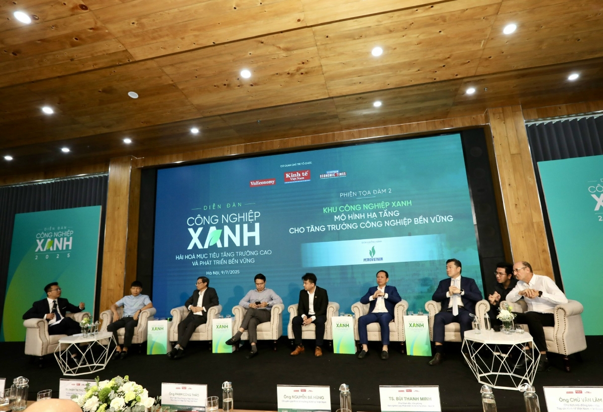 C&aacute;c chuy&ecirc;n gia khuyến nghị chiến lược ph&aacute;t triển c&ocirc;ng nghiệp cần hội tụ đủ bốn yếu tố: (1) định vị c&ocirc;ng nghiệp xanh l&agrave; trọng t&acirc;m ph&aacute;t triển quốc gia; (2) x&acirc;y dựng thể chế v&agrave; t&iacute;n dụng xanh đủ mạnh; (3) ph&aacute;t triển c&ocirc;ng nghiệp hỗ trợ c&oacute; năng lực cạnh tranh; v&agrave; (4) hỗ trợ doanh nghiệp đổi mới s&aacute;ng tạo, đ&agrave;o tạo nh&acirc;n lực v&agrave; chuyển giao c&ocirc;ng nghệ...