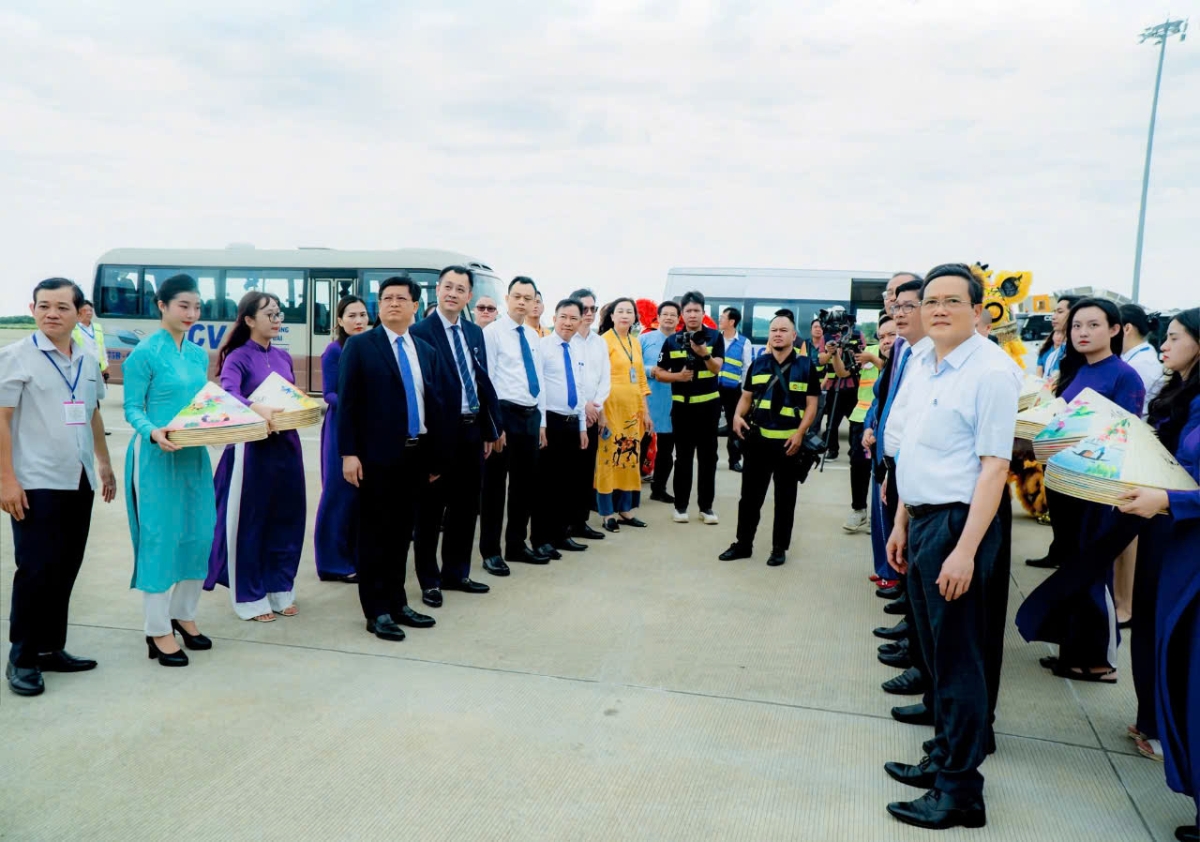 Vietnam Airlines phối hợp với UBND thành phố Huế tổ chức sự kiện đón hành khách thứ 350 triệu