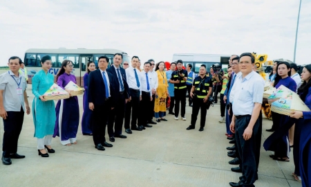 Vietnam Airlines phối hợp với UBND thành phố Huế tổ chức sự kiện đón hành khách thứ 350 triệu