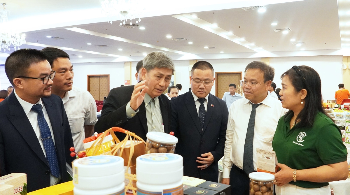 L&atilde;nh đạo tỉnh Quảng Trị v&agrave; c&aacute;c doanh nghiệp nước ngo&agrave;i tham&nbsp;quan&nbsp;gian h&agrave;ng của c&aacute;c&nbsp;doanh nghiệp Bắc Trung Bộ