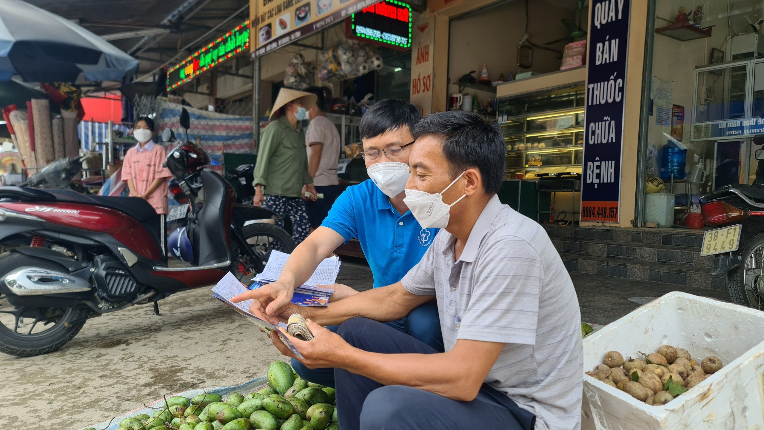 Người lao động tìm hiểu chính sách bảo hiểm xã hội tự nguyện.