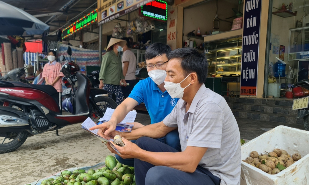 Người lao động tìm hiểu chính sách bảo hiểm xã hội tự nguyện.