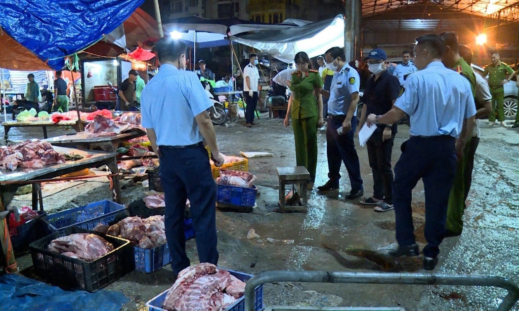 Lực lượng chức năng phát hiện nhiều thịt lợn nhiễm bệnh tiêu thụ ngoài chợ. Ảnh: Cổng thông tin điện tử Công an TP Hà Nội.