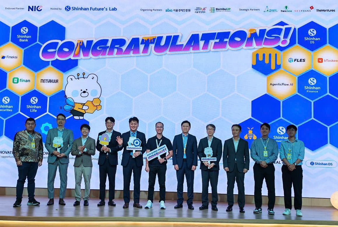 Ban tổ chức chúc mừng 6 startup vào vòng tăng tốc Đổi mới sáng tạo mở Global Shinhan InnoBoost 2025, chiều 11/7.
