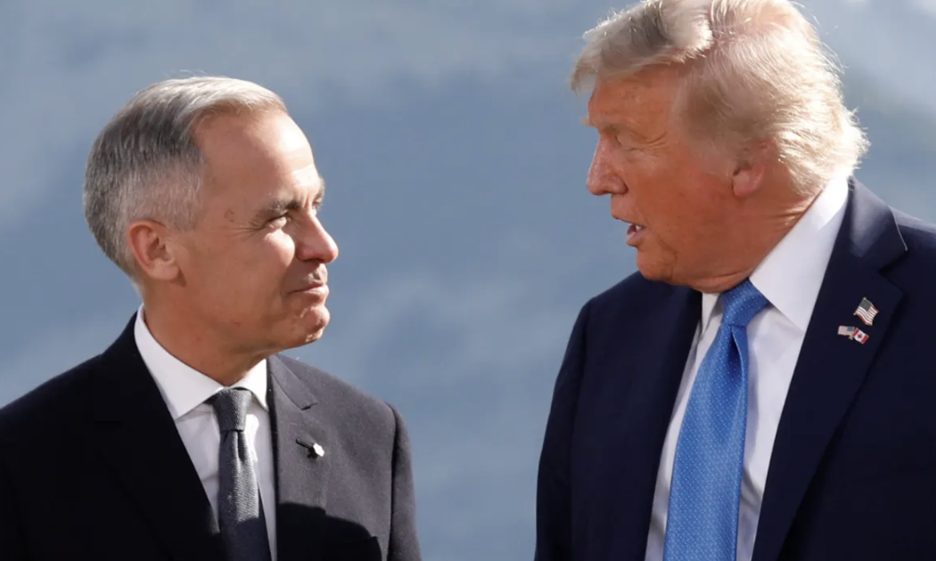 Thủ tướng Canada Mark Carney (trái) và Tổng thống Mỹ Donald Trump tại thượng đỉnh G7 ở Alberta, Canada, tháng 6/2025 - Ảnh: Reuters.