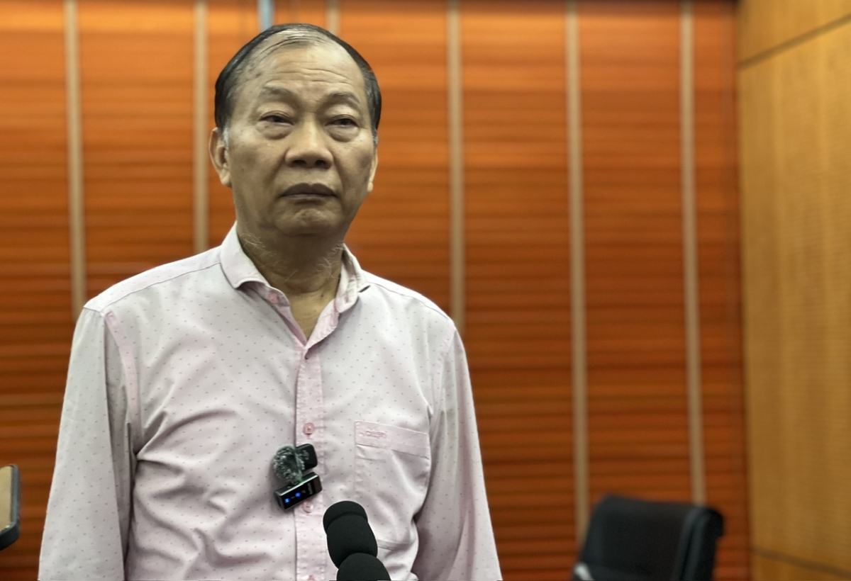 &Ocirc;ng Ho&agrave;ng Quang Ph&ograve;ng, Ph&oacute; Chủ tịch Li&ecirc;n đo&agrave;n Thương mại v&agrave; C&ocirc;ng nghiệp Việt Nam (VCCI) trao đổi sau phi&ecirc;n họp.