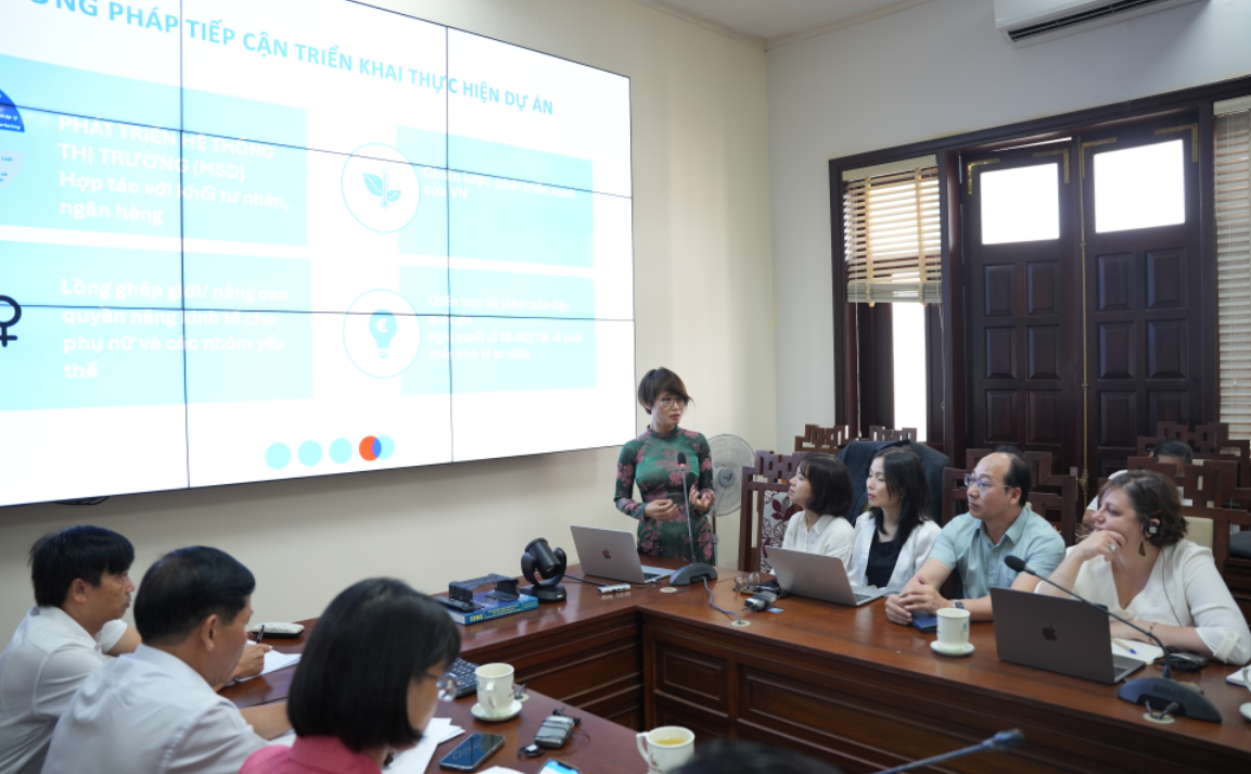 Th&agrave;nh vi&ecirc;n Ban chỉ đạo dự &aacute;n tr&igrave;nh b&agrave;y phương ph&aacute;p tiếp cận triển khai thực hiện dự &aacute;n.