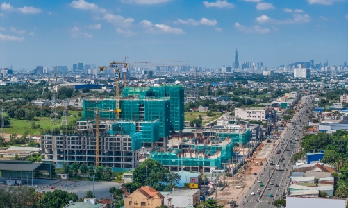 Cận cảnh công trường dự án La Pura ngày đêm sáng đèn